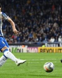  奥格斯堡定位球战术奏效，利用死球机会打破僵局取胜