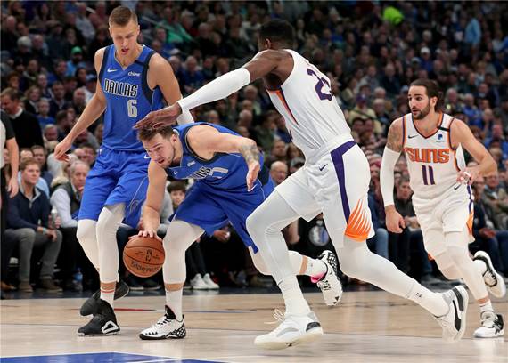  艾顿统治篮板大战太阳击败独行侠扩大领先优势