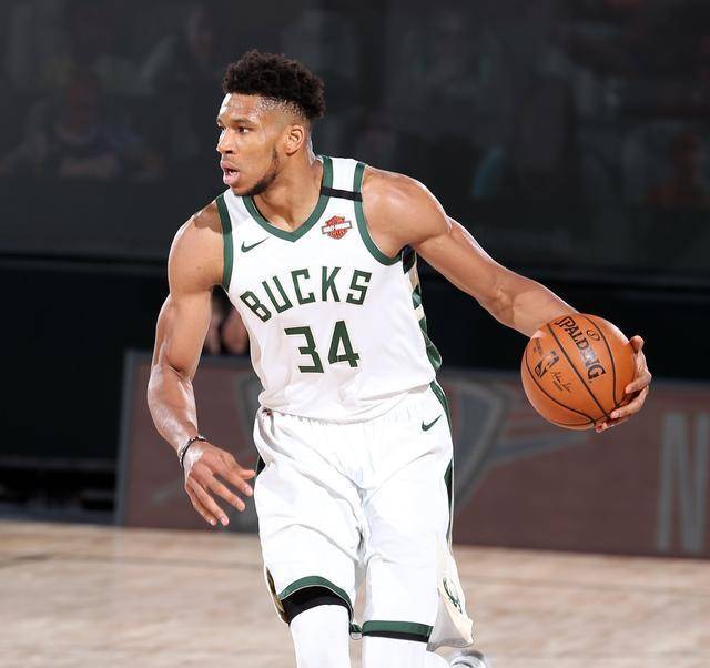  字母哥狂砍四十分雄鹿轻取公牛稳固榜首